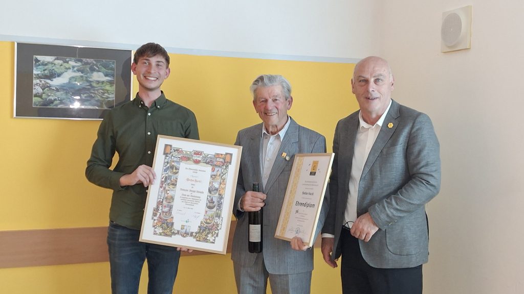 Ehrung: v.l. Schriftführer Johannes Rumplmayr, Obmann Stefan Hackl, Präsident des OÖ Landesverbandes für Bienenzucht Herbert Vitzthum